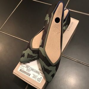 ✨NWT✨ Rothy’s Olive Camo points